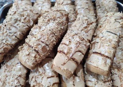 Cannoli di mandorla con granella – dolci tipici siciliani